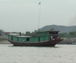 Laos climate - Boat on Mekong River