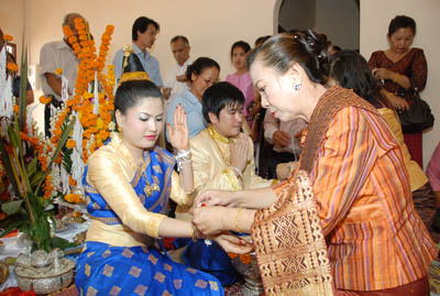 Laos Wedding - baci