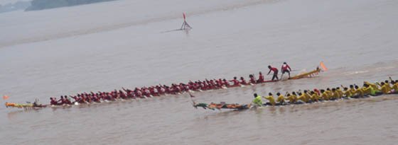 Boat racing in Vientiane - 2 dragon boat racing down the river