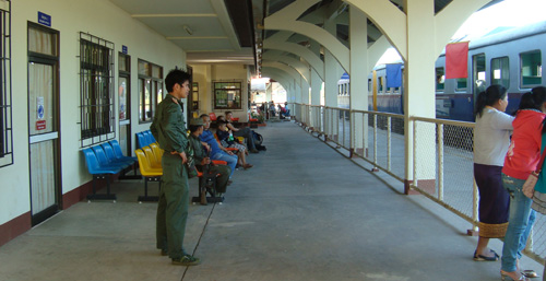 Tha Naleng train station